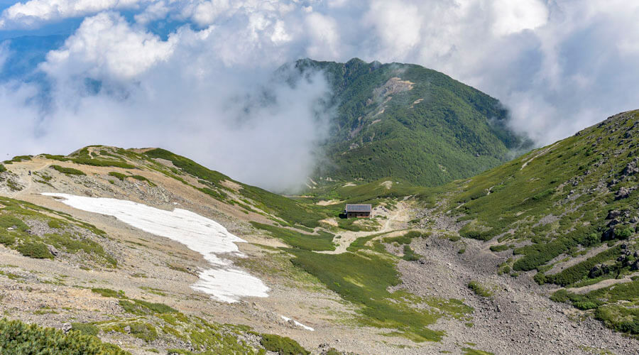 雲がかかる山の画像