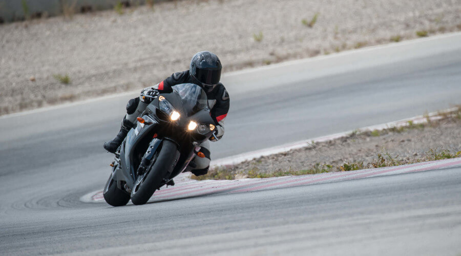 コーナーを曲がるライダー