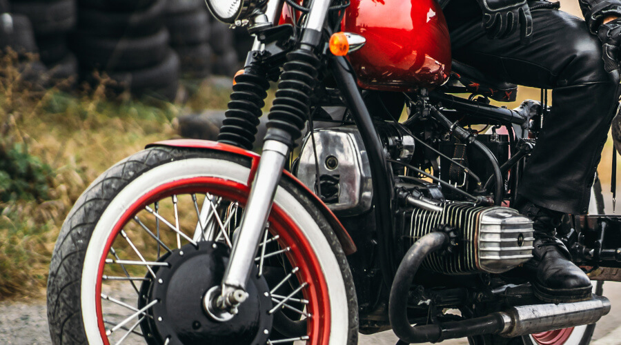 赤とブラックが印象的なバイク